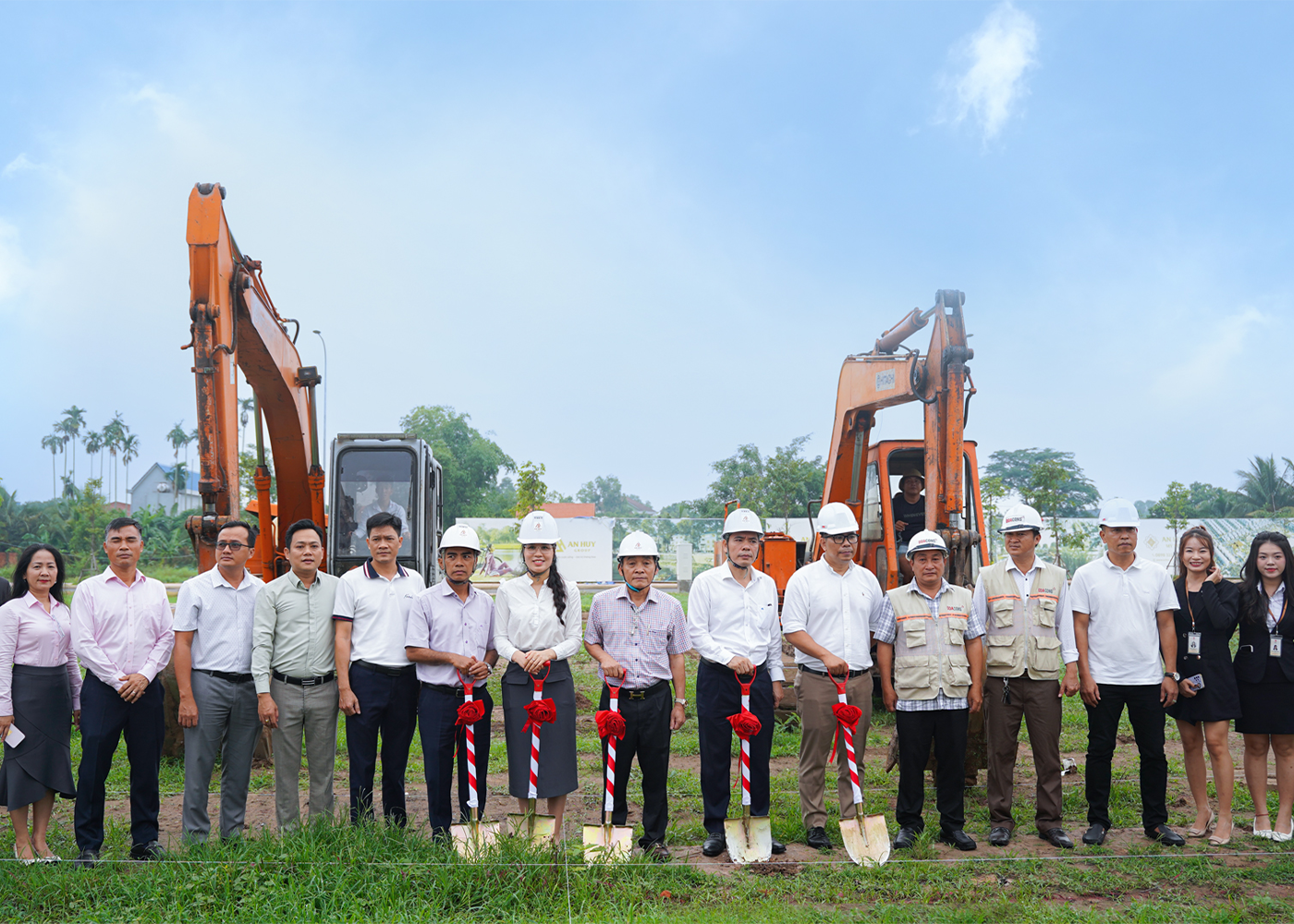 Construction begins on the An Huy My Viet model house complex: Increased appeal thanks to completed infrastructure, ready for immediate construction.