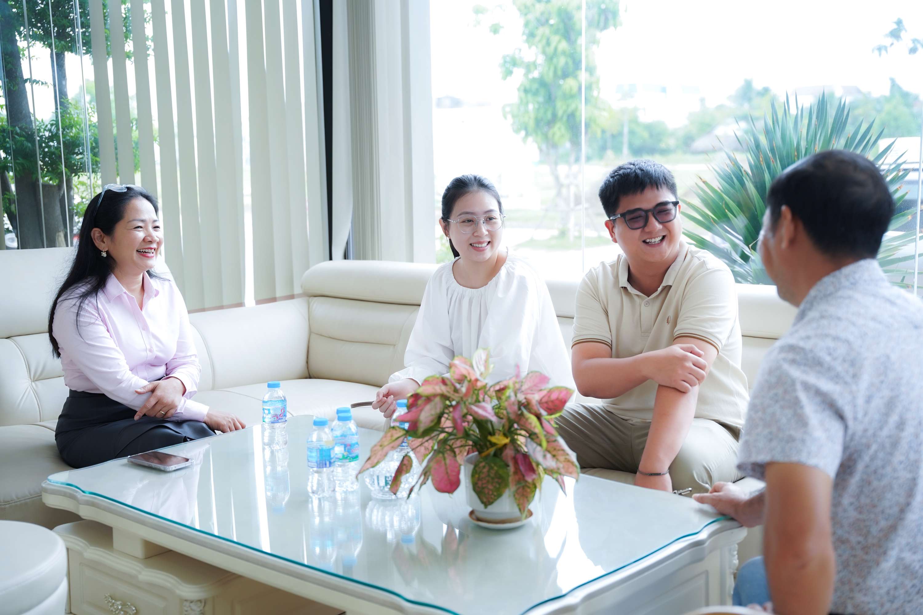 khach-hang-dau-tu-tai-an-huy-my-viet-1.jpg