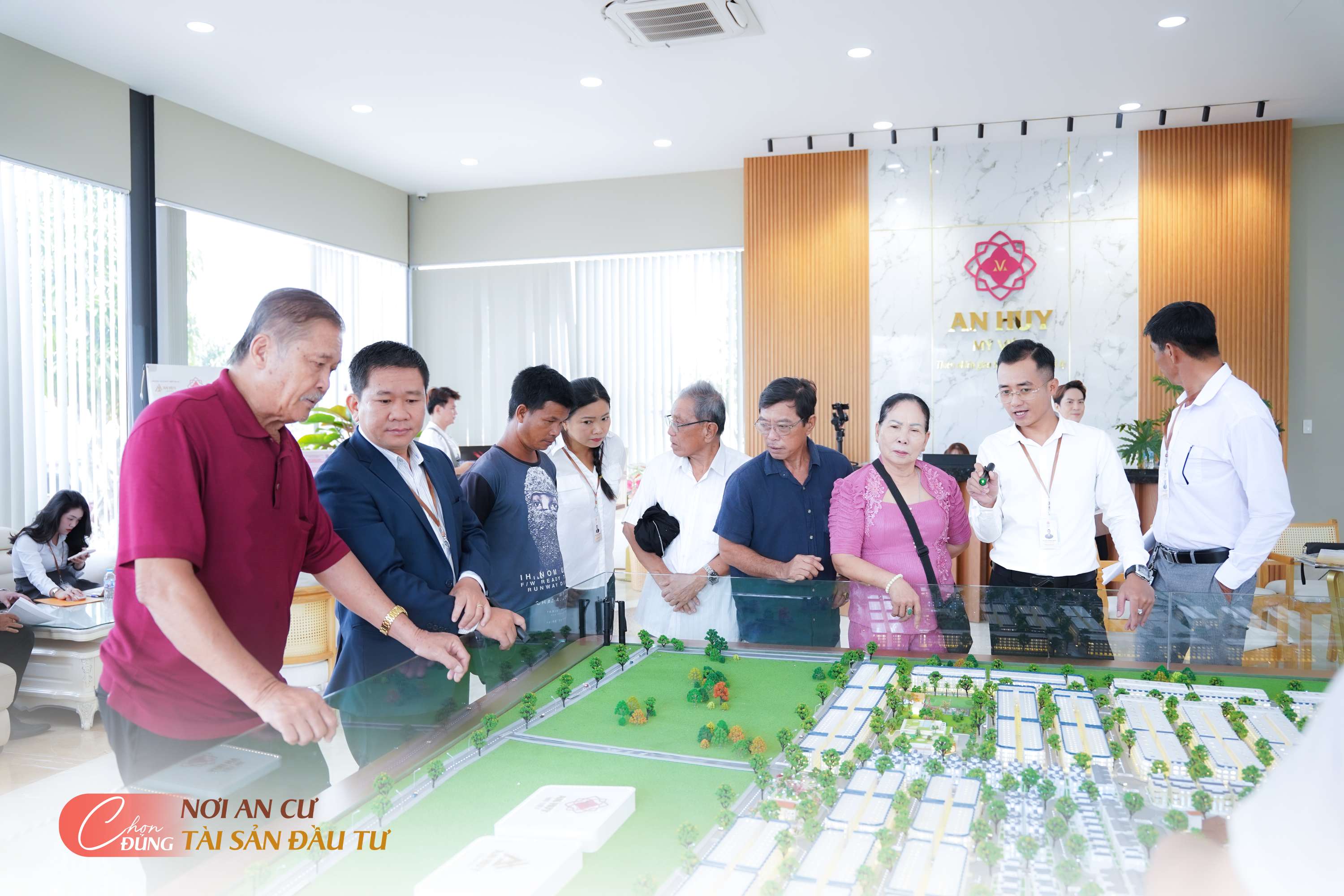 khach-hang-dau-tu-tai-an-huy-my-viet-2.jpg
