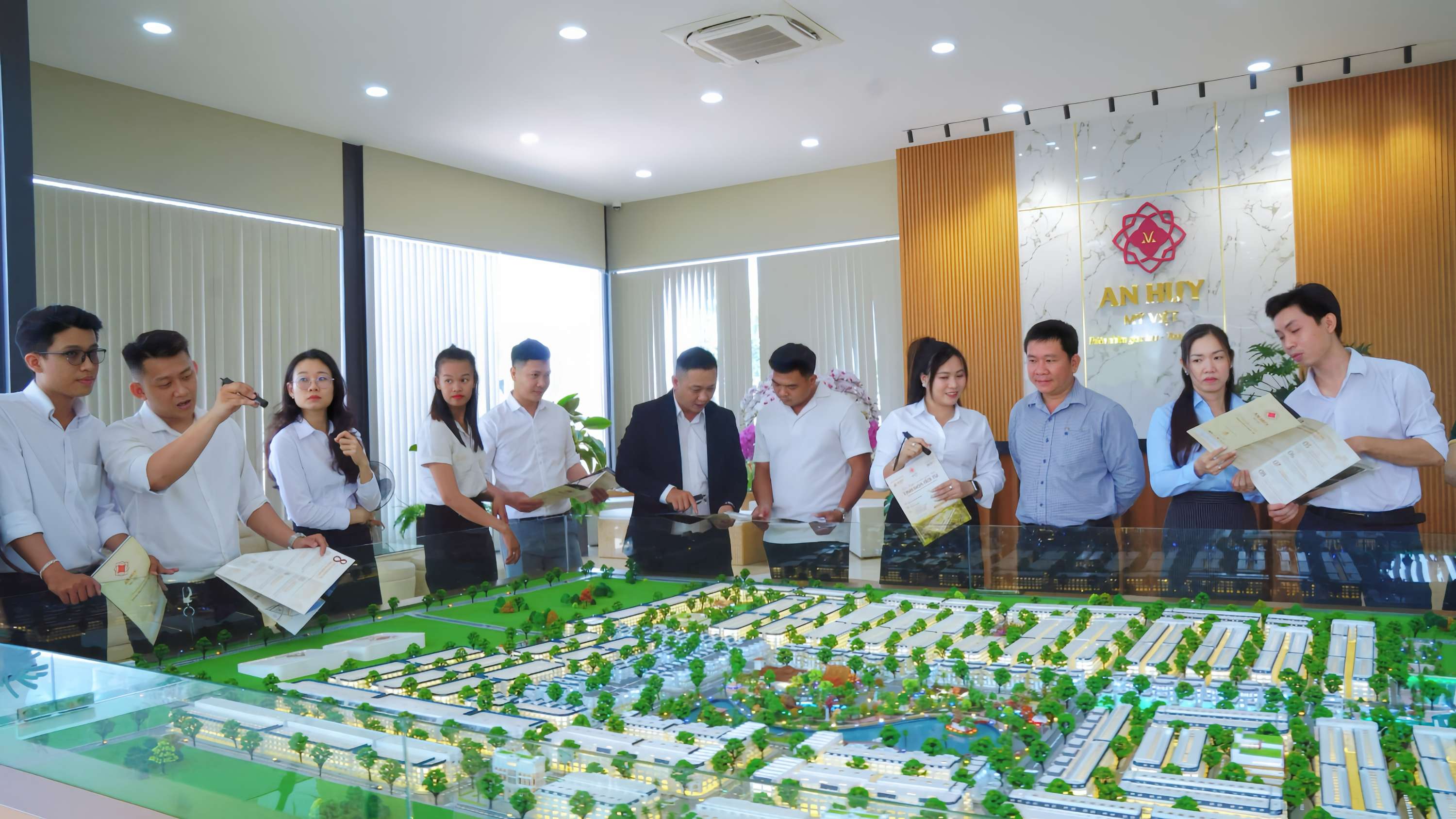 khach-quan-tam-den-an-huy-my-viet.jpg