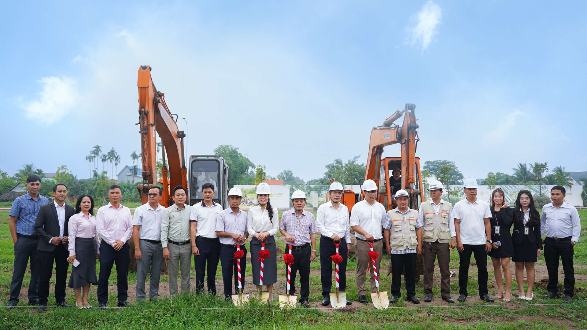 khoi-cong-nha-mau-an-huy-my-viet.jpg